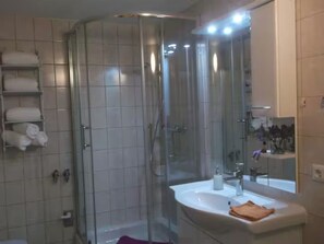Dusche, Haartrockner, Handtücher, Seife