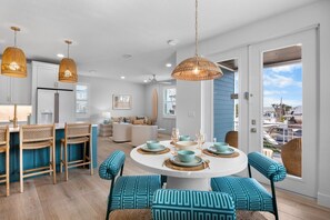 Dining - Take A Dip- Luxury 6 bedrooms, close to beach, pool and spa!! (Bradenton Beach)