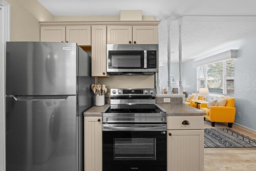 Updated Beach House.  Walk to Beach, Shop, Waterfront Dining 2 Bed 1 Bath