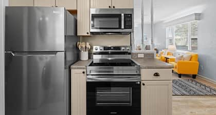 Updated Beach House. Walk to Beach, Shop, Waterfront Dining 2 Bed 1 Bath