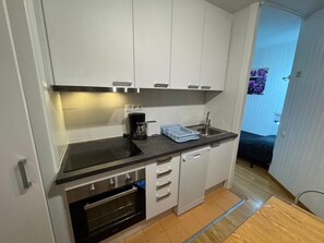Kühlschrank, Mikrowelle, Ofen, Geschirrspüler