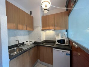 Refrigerador, microondas, horno, cafetera/tetera