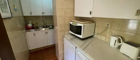Refrigerador, microondas, lavavajillas y cafetera y tetera