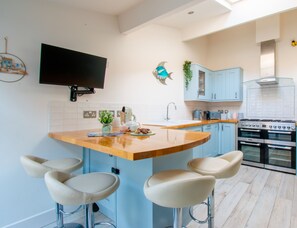 Geladeira, micro-ondas, fogão, lava-louças