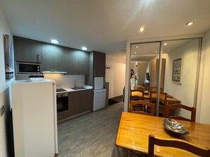 Geladeira, micro-ondas, lava-louças, cafeteira/chaleira