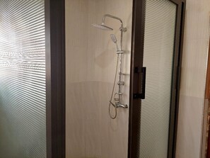 Deluxe Suite, 1 Double Bed, Non Smoking, Kitchenette | Bathroom | Shower, slippers, towels, soap - My5 Hotel (Kumasi)