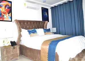 In-room safe, laptop workspace, iron/ironing board, free WiFi - My5 Hotel (Kumasi)