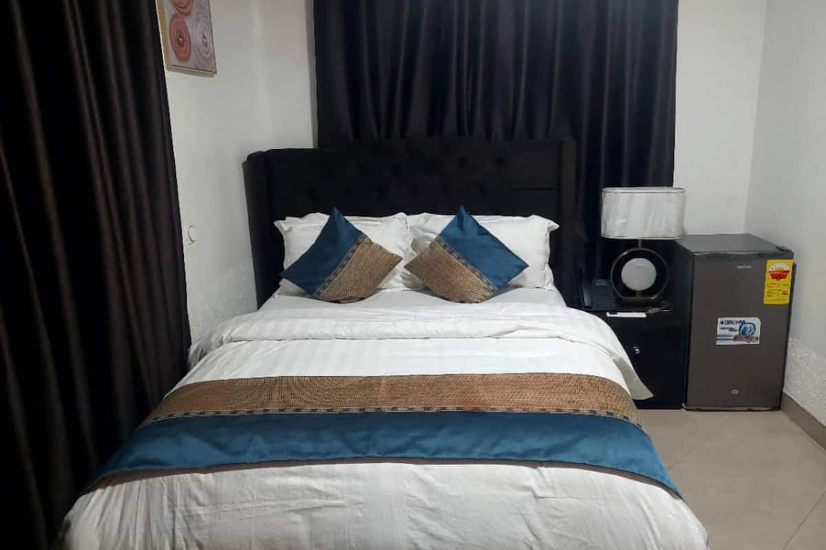 Room, 1 Double Bed, Non Smoking, Private Bathroom | 1 bedroom, in-room safe, laptop workspace, iron/ironing board