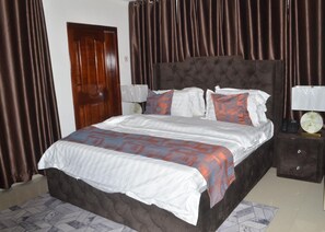In-room safe, laptop workspace, iron/ironing board, free WiFi - My5 Hotel (Kumasi)