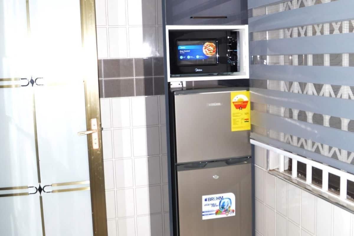 Zimmersafe, laptopgeeigneter Arbeitsplatz, Bügeleisen/Bügelbrett