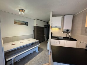Køleskab, mikrobølgeovn, opvaskemaskine, kaffe-/temaskine