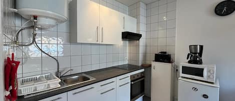 Fridge, microwave, oven, coffee/tea maker