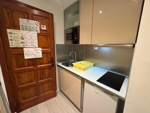 Refrigerador, microondas, cafetera/tetera, tostadora