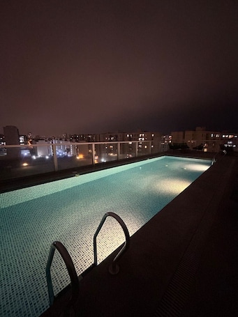 Una piscina al aire libre