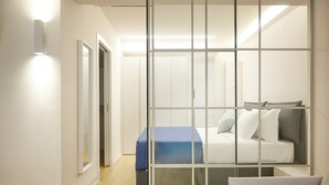Une chambre à coucher moderne avec un lit, une chaise et une armoire.