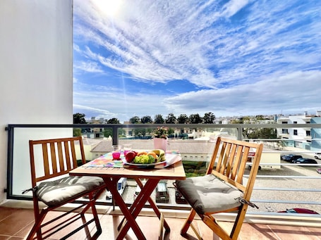 Balcón. Lagos SUN & Beach Apartment by Homing