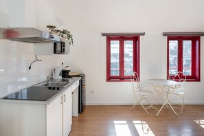Kühlschrank, Mikrowelle, Wasserkocher mit Kaffee-/Teezubehör, Toaster