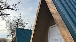 A building with a sloped roof and a white door. - Cozy A-frame Cabin with WiFi and AC in charming Antelope (Antelope)