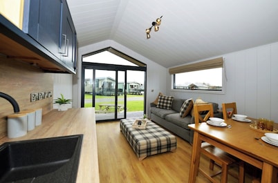 Malvern Hill Views, Lodge for 2, Parking, & Garden