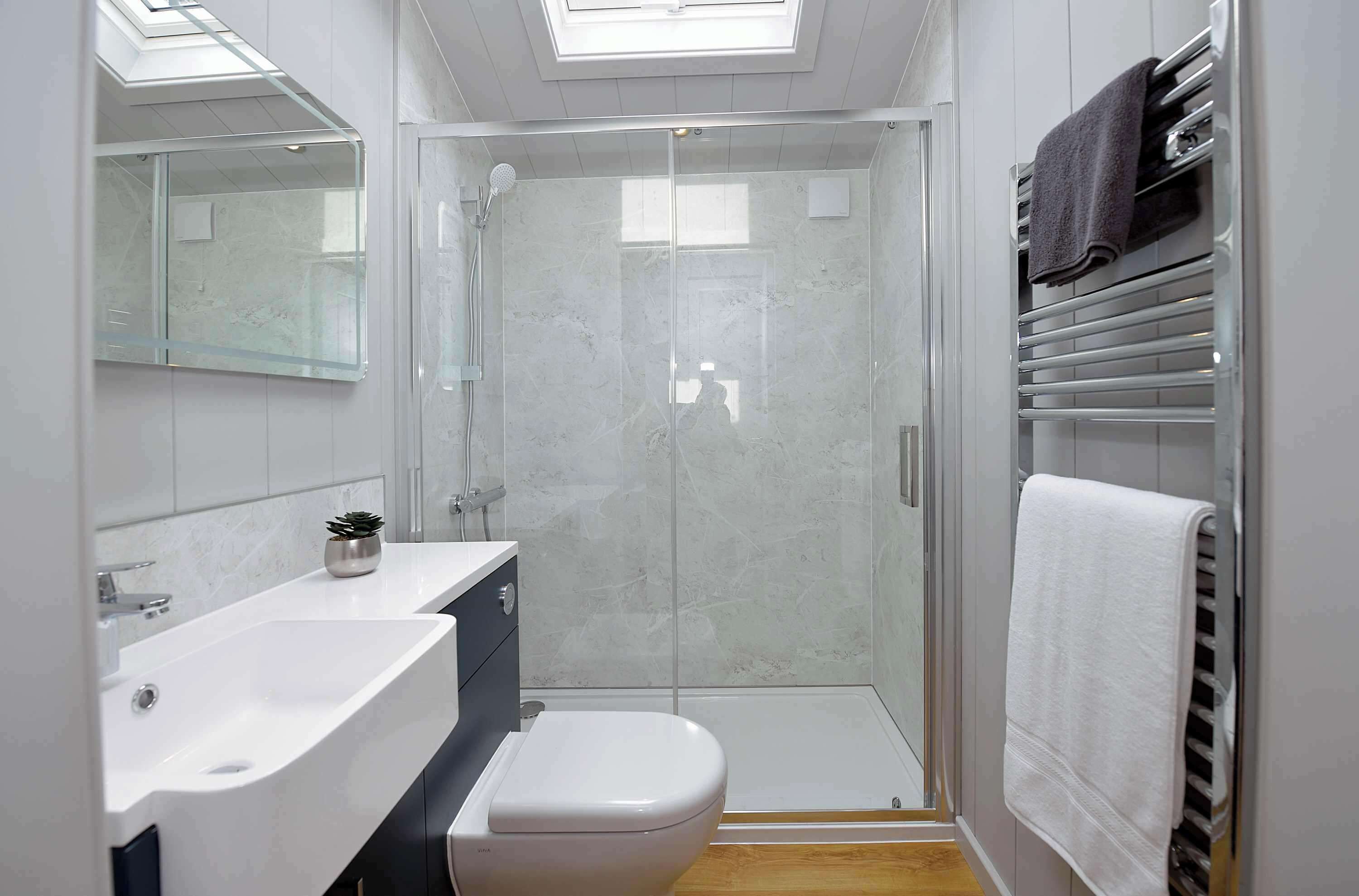 Cabin | Phòng tắm | Buồng tắm vòi sen, khăn tắm 