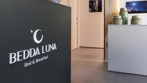 Un área de recepción con un cartel que dice "BEDDA LUNA Bed & Breakfast".