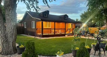 Cozy 2-bedroom cabin close to Montrose Hospital