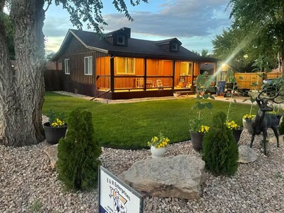 Cozy 2-bedroom cabin close to Montrose Hospital