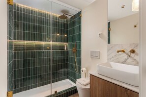 Deluxe Apartment, Kitchenette, City View | Bathroom | Shower, rainfall showerhead, hair dryer, towels - Saudade Center Alfama II (Lisbon)
