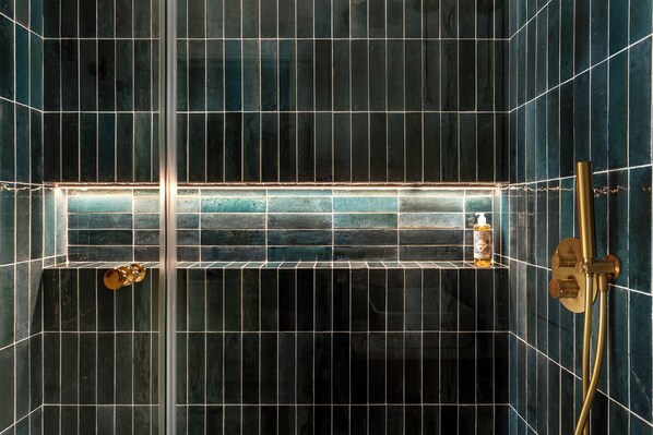 Shower, rainfall showerhead, hair dryer, towels - Saudade Center Alfama II (Lisbon)