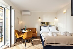 Deluxe Apartment, Kitchenette, City View | Living area | 43-inch Smart TV with cable channels - Saudade Center Alfama II (Lisbon)