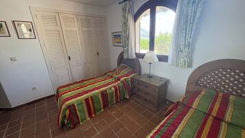 3 dormitorios, tabla de planchar con plancha, cuna de viaje y wifi