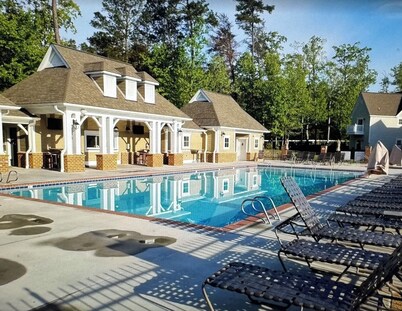 Charming 2-bedroom estate in beautiful Williamsburg with WiFi, fitness room
