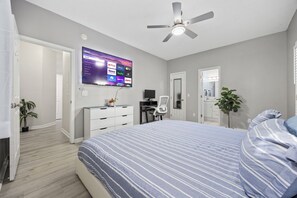 3 bedrooms, desk, free WiFi, bed sheets - 3-Bedroom, Pet Friendly Villa w/ Fenced Yard--3 min walk to Beach! (Myrtle Beach)