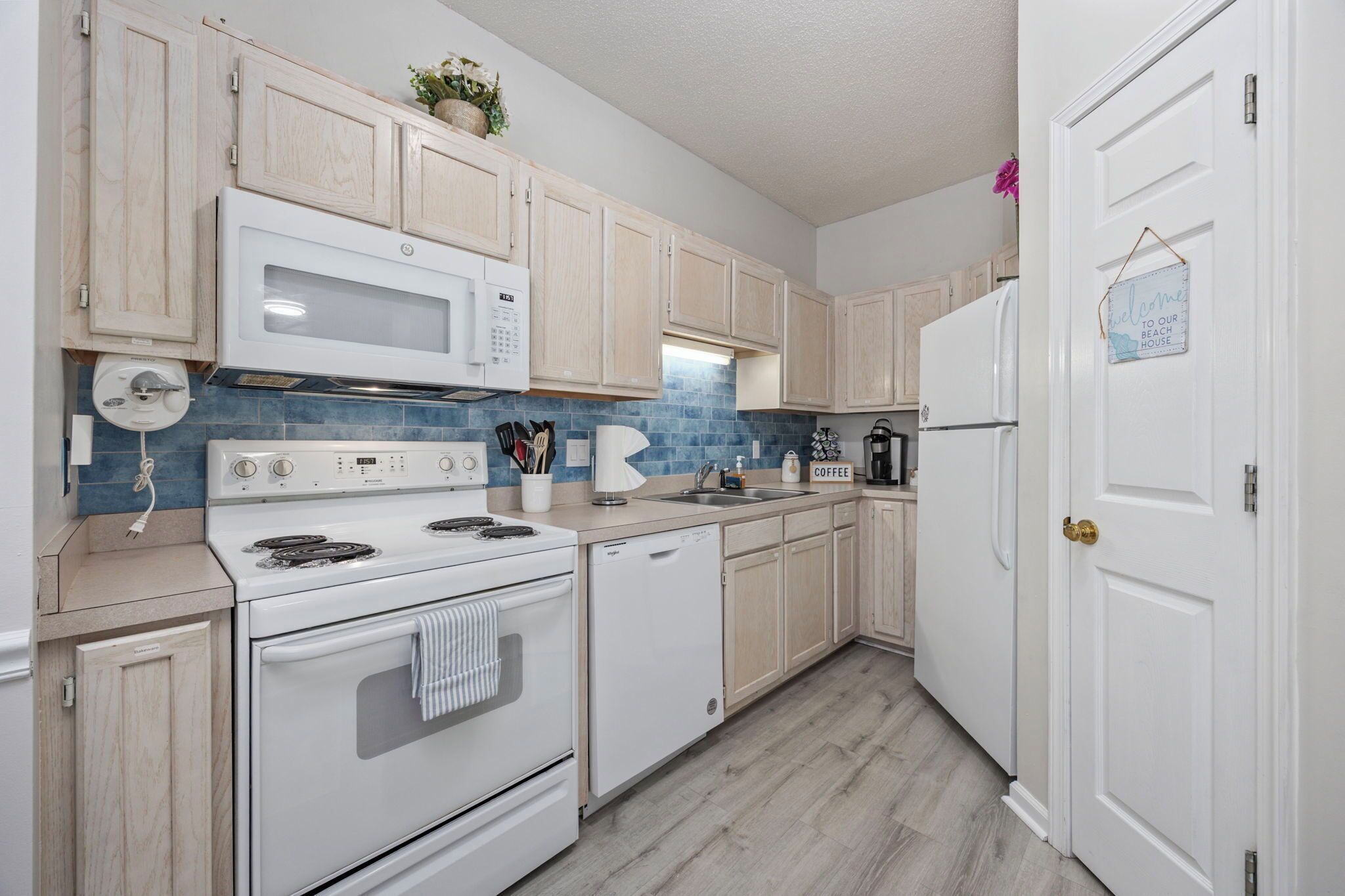 Jääkaappi, mikroaaltouuni, uuni, liesi