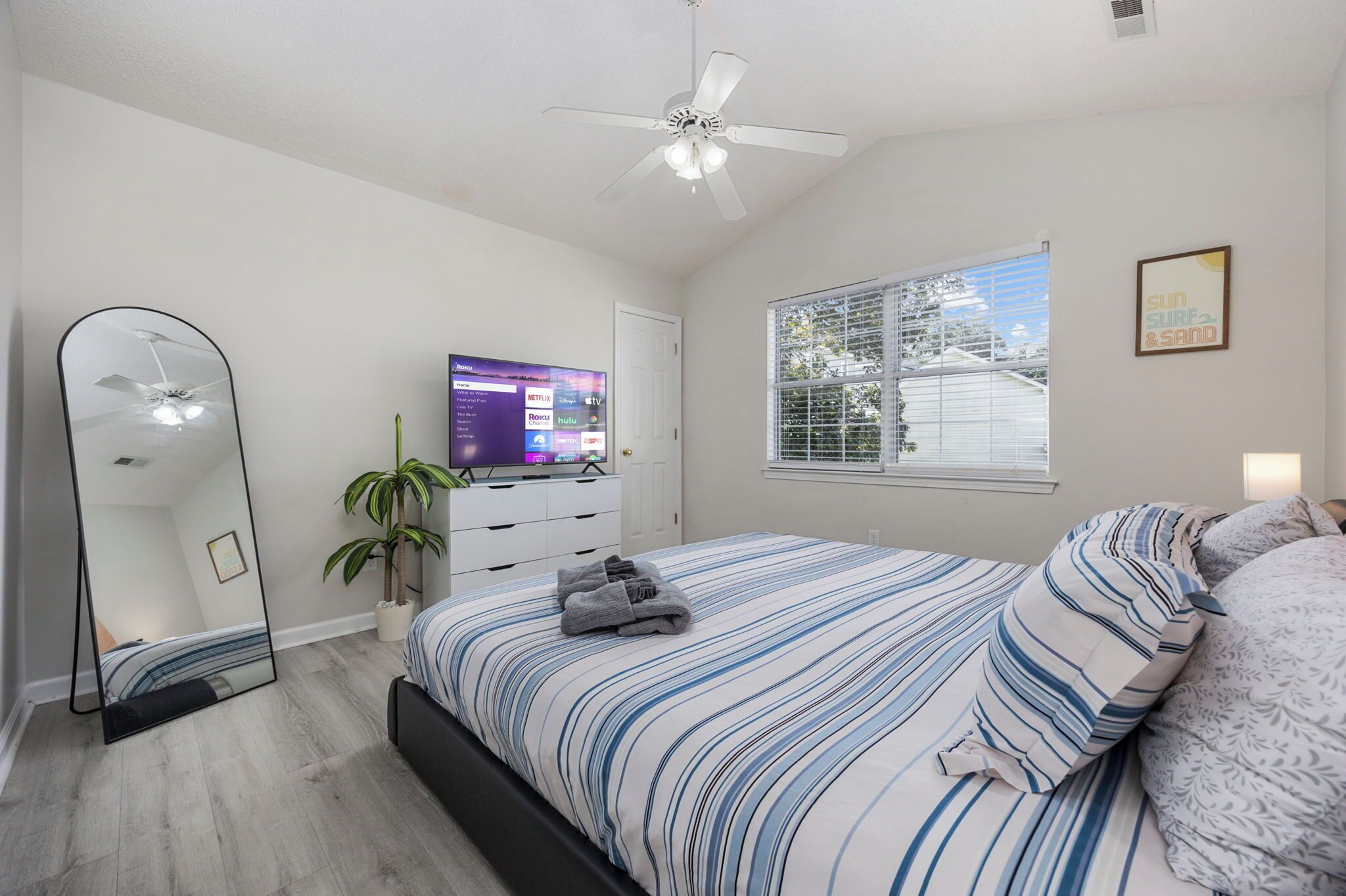 3 habitaciones, escritorio, wifi gratis y ropa de cama 