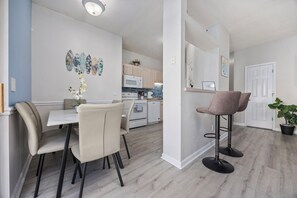 Fridge, microwave, oven, stovetop - 3-Bedroom, Pet Friendly Villa w/ Fenced Yard--3 min walk to Beach! (Myrtle Beach)