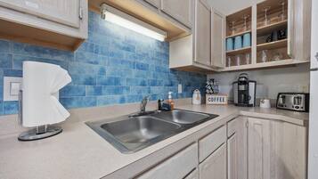 Een koelkast, een microgolfoven, een oven, een kookplaat