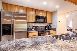 Køleskab, mikrobølgeovn, ovn, kogeplade