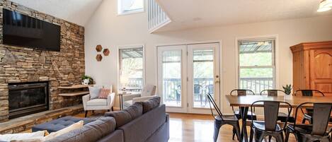 Smart TV, chimenea y futbolito