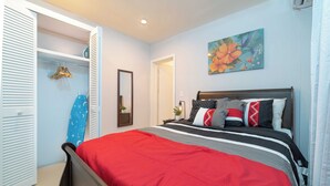 A bedroom with a bed, a wardrobe, a mirror, and a painting on the wall. - Stylish 1-bedroom apartment in delightful Buckleys with WiFi, AC (Buckleys)