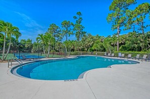 Una piscina al aire libre, una piscina climatizada