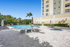 Pool - Le Petit Italie ,Water view 2/2 with pool (Sunny Isles Beach)