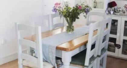 Coastal Hideaway - Sleeps 4 & Free Parking