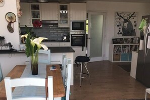 House | Dining - Coastal Hideaway - Sleeps 4 & Free Parking (Dublin)