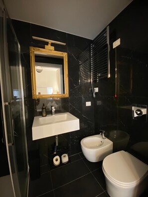 Produtos de toalete biodegradáveis, secador de cabelo, toalhas de banho 