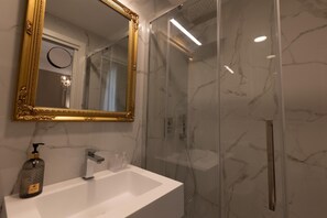 Miljøvennlige toalettsaker, hårføner og håndklær