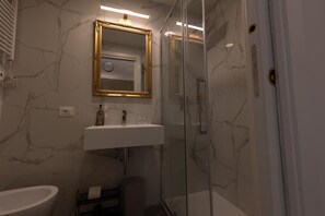 Articles de toilette écologiques, sèche-cheveux, serviettes fournies
