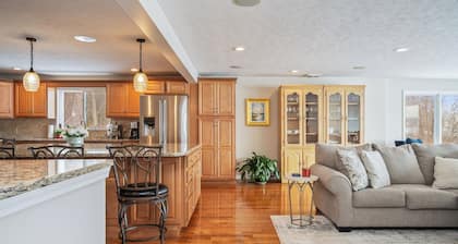 Luxury Waterfront Retreat - Hot tub & Game Room