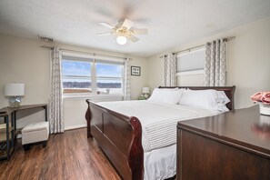 4 bedrooms, desk, travel cot, free WiFi