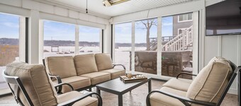 Luxury Waterfront Retreat - Hot tub & Game Room